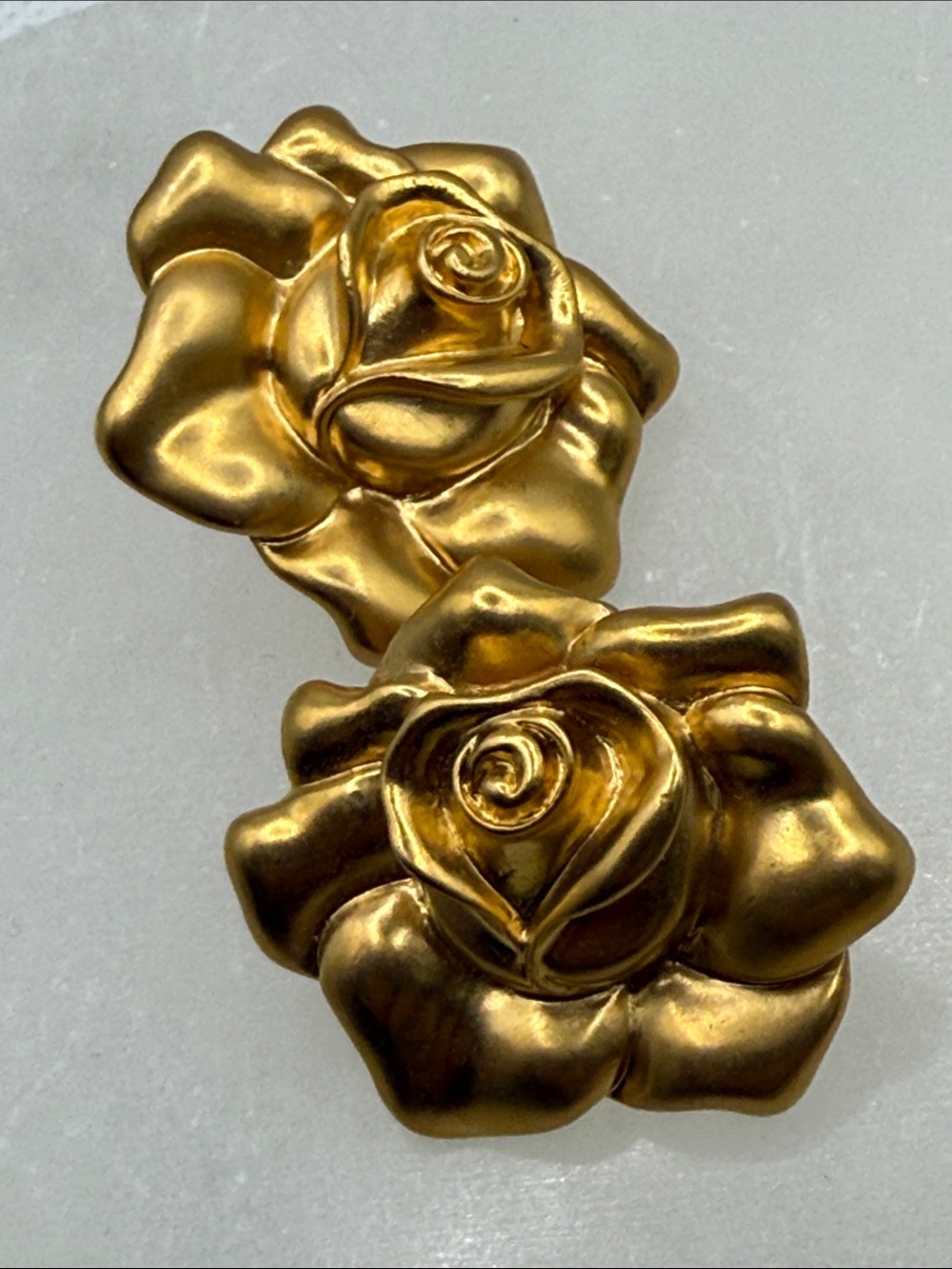 Vintage Avon Gold tone matte Rose Floral Clip-On Earrings beautiful flower - Picture 4 of 9